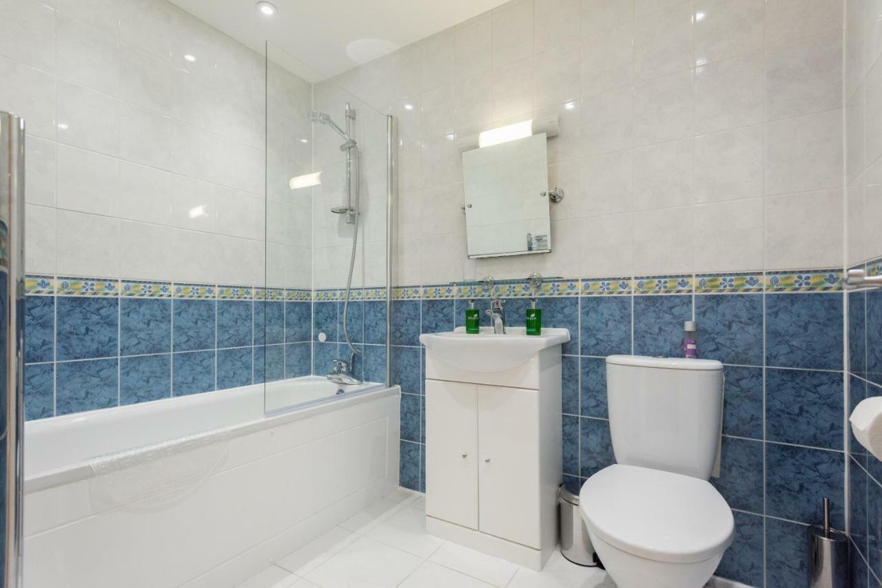 With Parking Near Waterloo & St Thomas & Big Ben & Parliament Londra