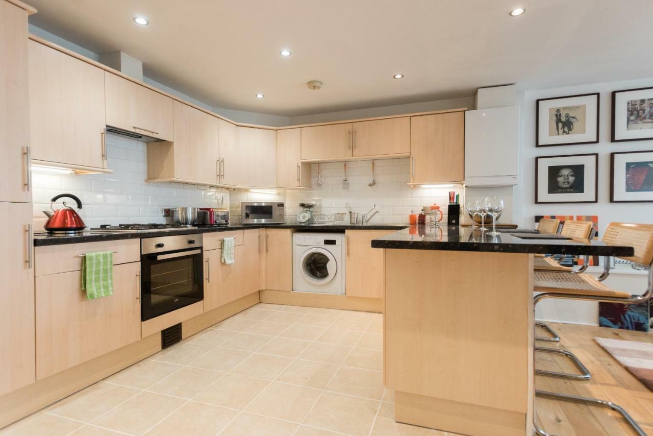 With Parking Near Waterloo & St Thomas & Big Ben & Parliament Londra
