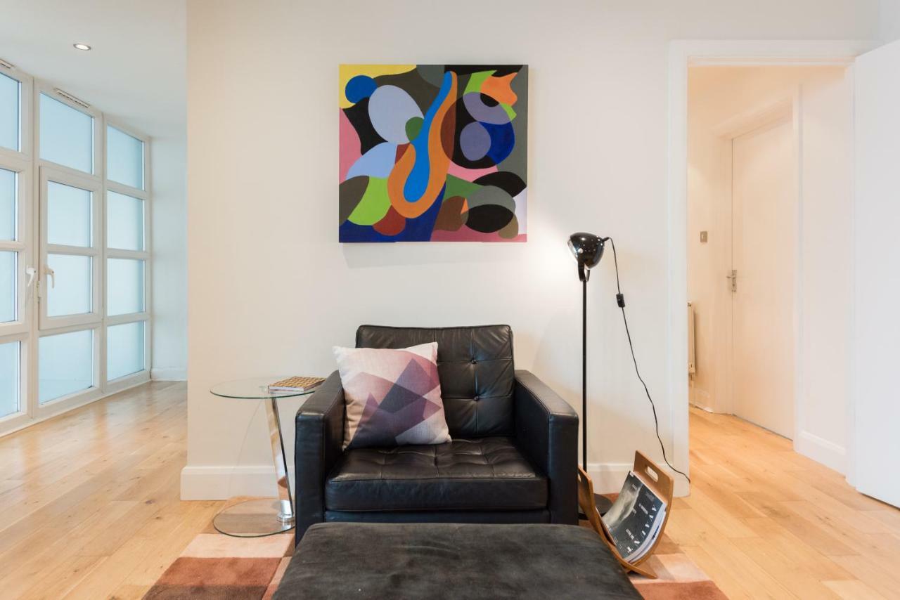 With Parking Near Waterloo & St Thomas & Big Ben & Parliament Londra