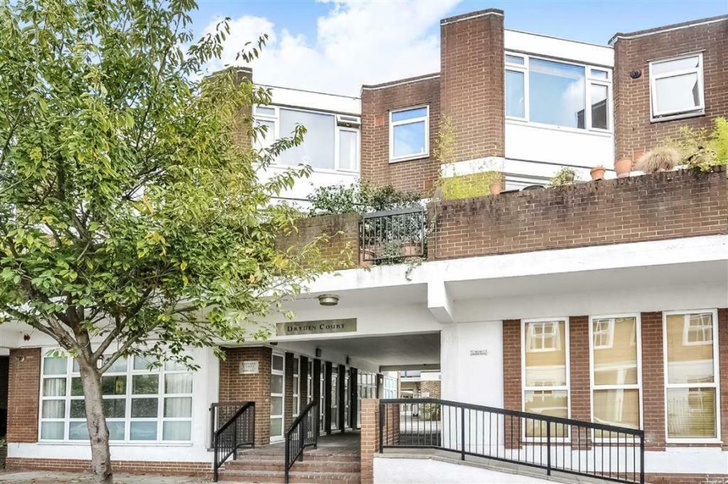 With Parking Near Waterloo & St Thomas & Big Ben & Parliament Appartamento Londra