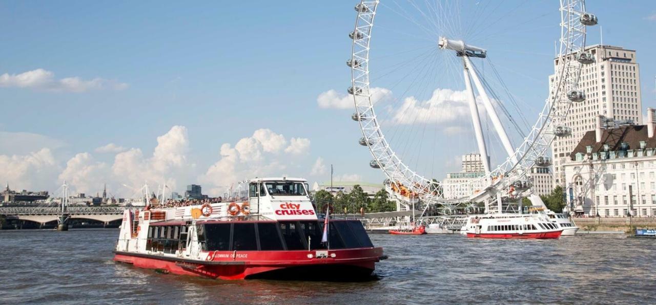 With Parking Near Waterloo & St Thomas & Big Ben & Parliament Londra