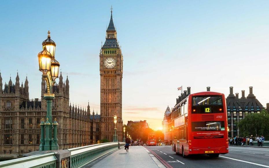 With Parking Near Waterloo & St Thomas & Big Ben & Parliament * Londra