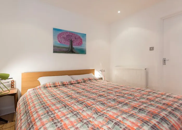 Central Home With Parking Near Waterloo & St Thomas & Big Ben & Parliament