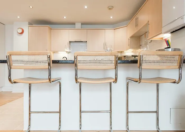 Central Home With Parking Near Waterloo & St Thomas & Big Ben & Parliament