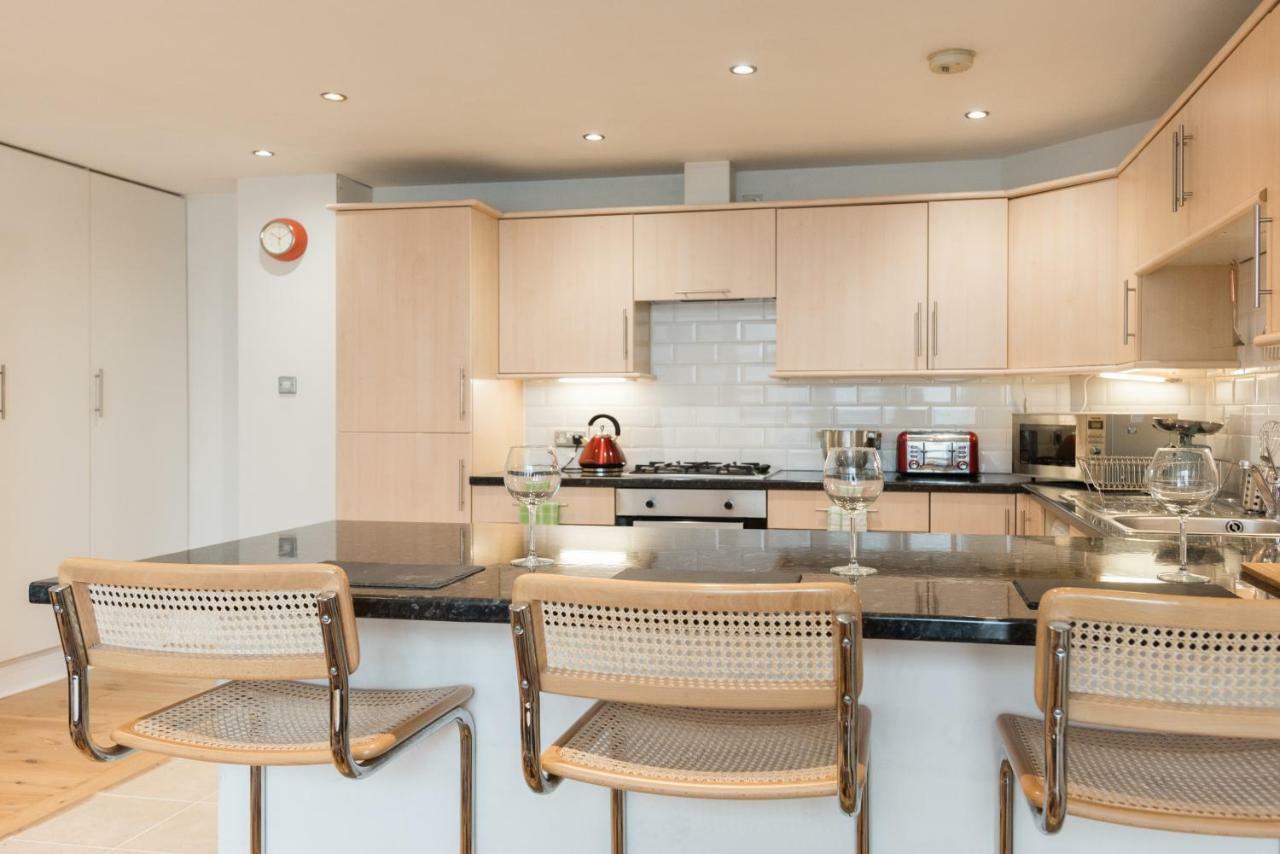With Parking Near Waterloo & St Thomas & Big Ben & Parliament Londen