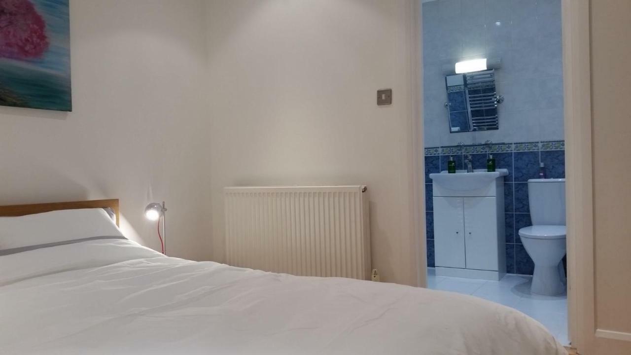 With Parking Near Waterloo & St Thomas & Big Ben & Parliament * London